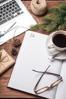 Tasse Kaffee mit Notizbuch und Geschenken foto