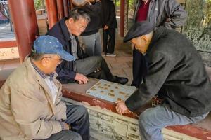 foshan china - 27. november 2015 hochrangige chinesen lassen sich entspannen und chinesisches schach im angestammten tempelpark spielen. foshan stadt china foto