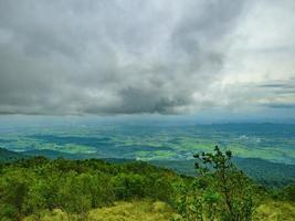 schöne natur- und wolkenhimmelansicht auf khao luang berg im ramkhamhaeng nationalpark, provinz sukhothai thailand foto