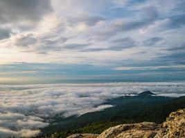 schöner sonnenaufganghimmel mit meer des nebelnebels morgens auf khao luang berg im ramkhamhaeng nationalpark, provinz sukhothai thailand foto