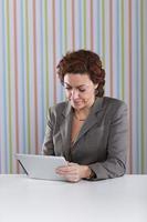 Geschäftsfrau mit einem digitalen Tablet foto