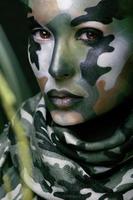 Frau mit militärischer Kleidung und Schminke