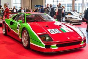 friedrichshafen - mai 2019 rot grün ferrari f40 1989 bei motorworld classics bodensee am 11. mai 2019 in friedrichshafen, deutschland foto