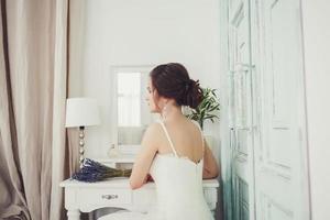 schöne sexy Braut im weißen Kleid foto