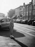 stilvolles Mädchen fährt Skateboard foto