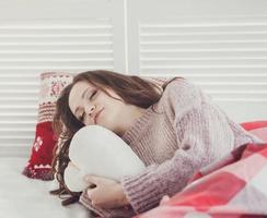 schöne junge Frau schläft foto