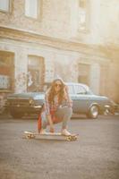 junge frau, die auf skateboard reitet foto