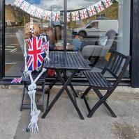 Humorvolles Setup - Skelett mit Perücke und Union Jack vor einem Café in England während der Feierlichkeiten zum Platin-Jubiläum der Königin im Mai 2022 foto