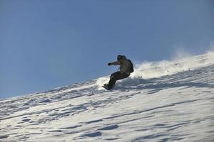 Freestyle-Snowboarder springen und fahren foto