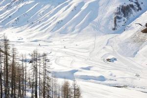 hohe berge unter schnee im winter foto