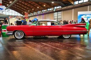 friedrichshafen - mai 2019 weiß rot cadillac coupe de ville 1959 coupe bei motorworld classics bodensee am 11. mai 2019 in friedrichshafen, deutschland foto