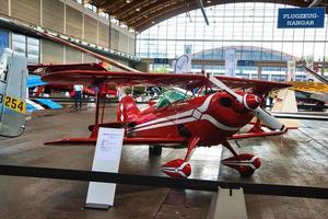 friedrichshafen - mai 2019 roter doppeldecker pitts s1 11b 2005 bei motorworld classics bodensee am 11. mai 2019 in friedrichshafen, deutschland foto