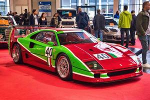 friedrichshafen - mai 2019 rot grün ferrari f40 1989 bei motorworld classics bodensee am 11. mai 2019 in friedrichshafen, deutschland foto