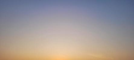 Blick auf den Sonnenuntergang am späten Nachmittag in Brasilien an einem sonnigen Tag foto