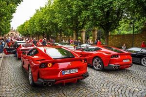 deutschland, fulda - juli 2019 roter ferrari 812 superfast typ f152m ist ein grand tourer mit frontmittelmotor und heckantrieb des italienischen sportwagenherstellers ferrari, der auf der 2017 debütierte foto