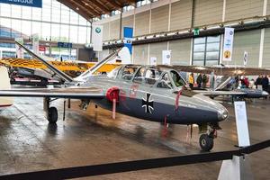 friedrichshafen - mai 2019 silbergraues düsenflugzeug modell fouga cm 170 r magister 1958 bei motorworld classics bodensee am 11. mai 2019 in friedrichshafen, deutschland foto