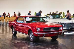 friedrichshafen - mai 2019 roter ford mustang coupe 1966 bei motorworld classics bodensee am 11. mai 2019 in friedrichshafen, deutschland foto