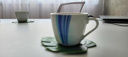 morgendliche tasse kaffee am tag der bürositzung foto