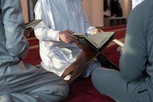 Muslime in der Moschee lesen gemeinsam den Koran foto