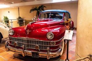 fontvieille, monaco - juni 2017 rotes chrysler town and country cabrio 1947 in monaco top cars collection museum foto