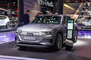 frankfurt, deutschland - september 2019 silber audi e-tron 55 quattro suv elektroauto, iaa internationale autoausstellung foto