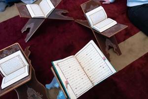 das heilige Buch des Korans auf dem Stand foto