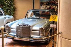 fontvieille, monaco - juni 2017 silber mercedes 220 se 1963 in monaco top cars collection museum foto