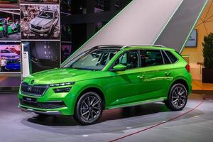 frankfurt, deutschland - sept 2019 lime green skoda kamiq subcompact crossover suv, iaa international motor show auto exhibtion foto