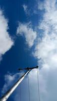 elektrische turm sonnige wolke im lufthintergrund foto