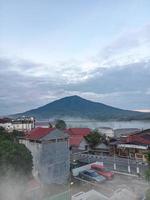 schöner Bergblick in der Stadt foto