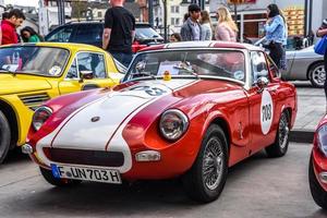 deutschland, limburg - april 2017 rot weiße vintage alfa romeo spinne in limburg an der lahn, hessen, deutschland foto