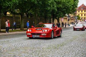 deutschland, fulda - jul 2019 roter ferrari testarossa typ f110 coupe ist ein von ferrari hergestellter 12-zylinder-mittelmotor-sportwagen, der 1984 als nachfolger des ferrari berl in produktion ging foto