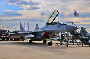 moskau, russland - aug 2015 kampfflugzeug mig-29 drehpunkt prese foto