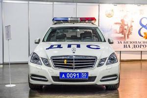 moskau - aug 2016 mercedes-benz e-klasse w212 miliz polizei präsentiert auf mias moskau international autosalon am 20. august 2016 in moskau, russland foto