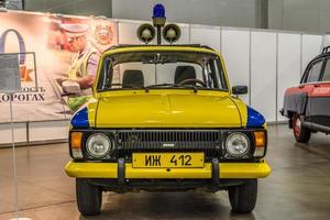 moskau - aug 2016 izh-412 militia police gai präsentierte sich auf dem internationalen automobilsalon mias moskau am 20. august 2016 in moskau, russland foto