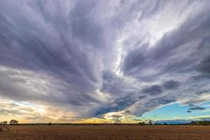 erstaunliche Wolken über den Feldern. malerische Aussicht. natürlichen Hintergrund foto