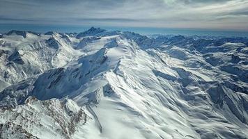 erstaunliche Aussicht von einer Drohne über die schneebedeckten Berghügel