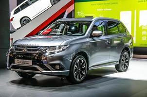 frankfurt - september 2015 mitsubishi outlander plug-in hybrid prese foto