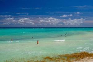 Sandstrand an einem sonnigen Tag mit Hotels in Playa del Carmen, Mexiko foto