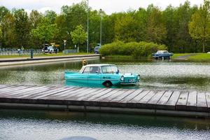 friedrichshafen - mai 2019 azur amphicar 770 1961 cabrio bei den motorworld classics bodensee am 11. mai 2019 in friedrichshafen, deutschland foto