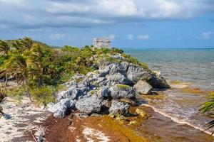 Struktur 45, Offertorien auf dem Hügel in Strandnähe, Maya-Ruinen in Tulum, Riviera Maya, Yucatan, Karibik, Mexiko foto