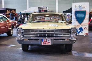 friedrichshafen - mai 2019 beige ivory ford galaxie 500 bei motorworld classics bodensee am 11. mai 2019 in friedrichshafen, deutschland foto