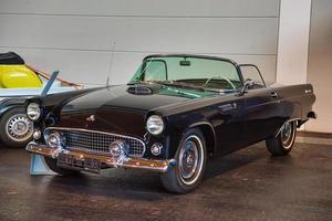 friedrichshafen - mai 2019 black ford thunderbird t-bird 1955 cabrio bei motorworld classics bodensee am 11. mai 2019 in friedrichshafen, deutschland foto