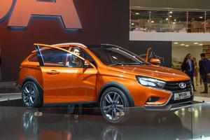 moskau - aug 2016 vaz lada vesta cross-konzept präsentiert auf dem internationalen automobilsalon mias moskau am 20. august 2016 in moskau, russland foto