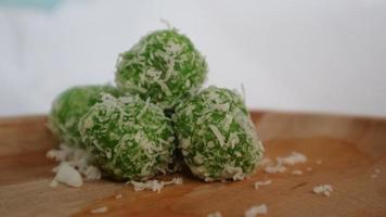 Grüner Klepon-Kuchen, bestreut mit Kokosraspeln foto