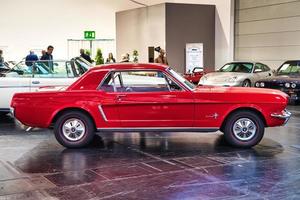 friedrichshafen - mai 2019 roter ford mustang coupe 1966 bei motorworld classics bodensee am 11. mai 2019 in friedrichshafen, deutschland foto