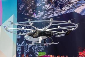 frankfurt, germany - sept 2019 white volocopter 2x ist ein deutscher zweisitziger, optional pilotierter, mehrrotoriger elektrohubschrauber, entwickelt und produziert von der volocopter gmbh aus bruchsal, vorgestellt auf der aer foto