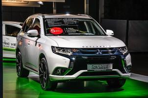 frankfurt - september 2015 mitsubishi outlander plug-in hybrid prese foto