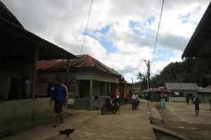 die schöne atmosphäre des dorfes ulumanda mit sehr einfachen häusern und freundlichen menschen foto