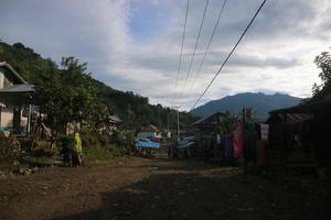 die schöne atmosphäre des dorfes ulumanda mit sehr einfachen häusern und freundlichen menschen foto